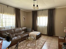 Serene 3 bedroom house in Olympia, Lusaka，位于卢萨卡阿卡德斯购物中心附近的酒店