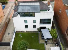 Thrushley Cottage in Wakefield - sleeps 7 - with roof terrace