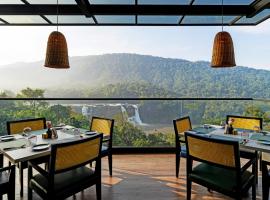 Flora Misty Falls Athirappilly，位于Athirappilly的豪华酒店