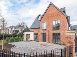 Luxury 4-bed home with club room，位于威姆斯洛的酒店