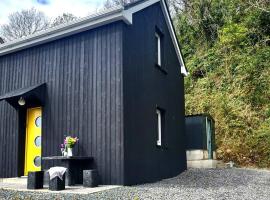 Unique restored barn with stove，位于基利贝格斯的酒店