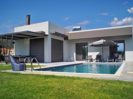 Nostos Luxury Villas with Private Pool in Nafpaktos，位于纳弗帕克托斯的乡村别墅