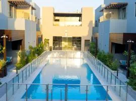 No 4 Luxury Villa Compound Al Nada 4 King BedRooms, 5 BathRooms, Two Living Rooms w Smart TVs, 6 Seater Dinning Table, General Swimming Pool, Gym, 4 Seater Outdoor Dinning Table