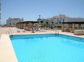 3 Room LUX Apt Puerto Banus-Terrace 5 min to beach-Pool Now Open，位于马贝拉的高尔夫酒店