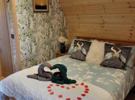 Beautiful Glamping Pod with Central Heating, Hot Tub, Garden, Balcony & views - close to Cairnryan - The Herons Nest by GBG，位于Glenluce的露营地