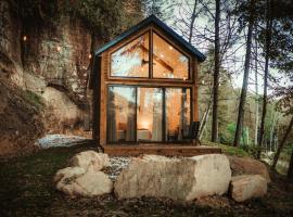 Tiny Cabin in RRG - The Taoist，位于Rogers的酒店