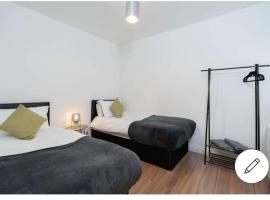 Comfy 2 bed Apart /free parking/sleeps 4- Oldbury，位于奥尔德伯里的酒店