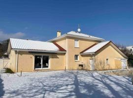 Villa ski proche de Genève et du Jura，位于圣热尼普伊的酒店