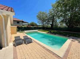 Villa piscine proche de Genève et du Jura，位于圣热尼普伊的酒店