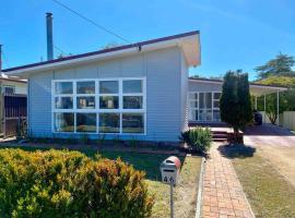 Charming Mid Century Bungalow，位于史丹霍普的酒店