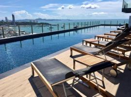 BASE Central PATTAYA Quiet Room with Infinity Pool & Free Netflix，位于芭堤雅市中心的度假短租房