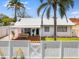 Fairbairn Family Beach Bungalow，位于巴瑟尔顿的酒店