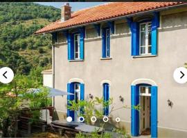 Charming holiday home in a beautiful setting，位于阿克萨的酒店