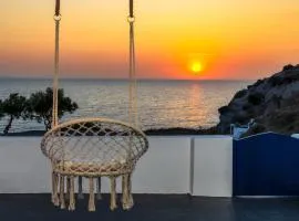 Α Peaceful Seafront Escape in Santorini- Sonus Mare