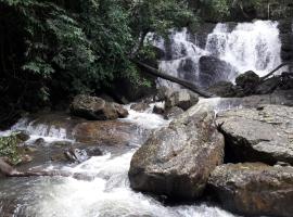 SHILA with private waterfalls，位于Somvārpet的酒店