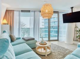 Wave Family Apartment - Sea View，位于米兹多洛杰的带按摩浴缸的酒店