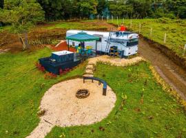 Bus Hotel with HotTube in the middle of mountain，位于Sarchí的酒店