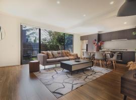 Chadstone Stylish 3br Townhouse With Garage，位于查斯顿的酒店