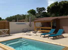 Petit chalet d’été avec piscine privée chauffée，位于博尼法乔的酒店