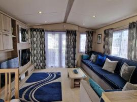 Contemporary home at Tarka Holiday Park Barnstaple，位于巴恩斯特珀尔的酒店