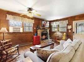 Charming Modern Cabin with Hiking Trails and Fire Pit，位于布洛英罗克山的酒店