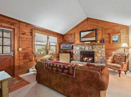 Classic Log Cabin with Fireplace on Quiet River，位于布洛英罗克山的酒店