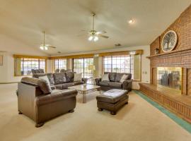 Spacious California Oasis Patio, Fireplace and Pool，位于阿普瓦里的酒店