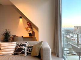 MOLO roof - stylish penthouse with marina view Blankenberge within walking distance from the sea - 15 km from Bruges，位于布兰肯贝赫General Hospital Koningin Fabiola附近的酒店