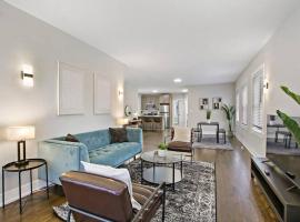 2BR Charming and Spacious Apt in Chicago - Hartrey 3S，位于埃文斯顿的酒店