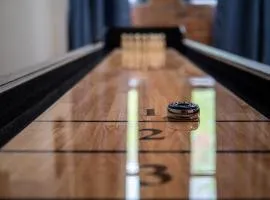 Lakefront Loft - Downtown - Shuffle Board Table