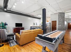 Lakefront Loft - Downtown - Shuffle Board Table，位于克利夫兰的酒店
