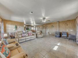 Capitan Vacation Rental with Grill, Near Ruidoso!，位于Nogal的酒店