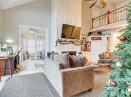 Shelbyville Home - On to the Bourbon Trail!，位于谢尔比维尔的酒店