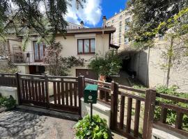 P1- Maison 2min metro PARIS-EXPO 3 chambres 3 lits，位于沙蒂永的酒店