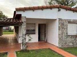 Chalet antiguo con vista al rio