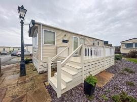 Lovely 6 Berth Caravan With Decking And Wifi In Kent, Ref 47017c，位于惠茨特布尔的露营地