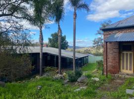 Tranquil home in hills with city views，位于Greenmount的酒店