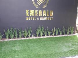 Emerald Hotel and Banquet，位于拉特纳普勒的酒店