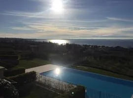 Ausblick Lazise Gardasee - Ferienhaus mit Seeblick, Infinity Pool, Garten und Garage