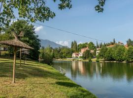 Camping les Rives du Lac de Vinça，位于Vinça的露营地