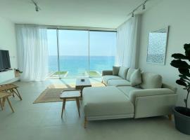 Amchit Bay Beach Residences 2BR Rooftop，位于朱拜勒的酒店