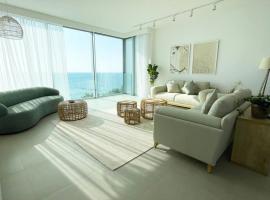 Amchit Bay Beach Residences 3BR Rooftop w Jacuzzi，位于朱拜勒的酒店