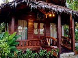 Tropical Jungle Hut，位于武吉拉旺的带停车场的酒店