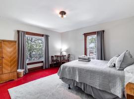 Walk to Downtown Kent - 3 BR House w Patio & Yard，位于肯特的酒店