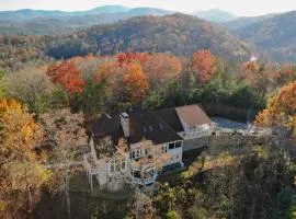 Hot Tub, Arcade & Casino! Blue Ridge Mtn Mansion