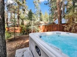 Bear Paw Cottage~ Hot Tub~ Resort Base Camp Cottage~