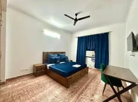spacious 4 bhk with hall and kitchen near Medanta