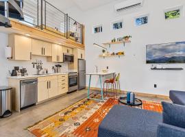 Enchanting & Newly Built NoHo 1 BDR Loft with AC!，位于弗拉格斯塔夫的公寓