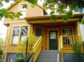 NE Portland Oregon Modern Victorian Duplex，位于波特兰的酒店