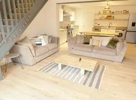 Cotswold's Large 4 bed house-Sleeps 10-Free Parking-Wifi